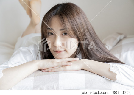 一個女人躺在床上 80733704