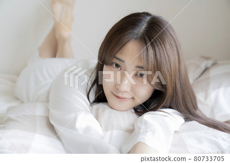 一個女人躺在床上 80733705