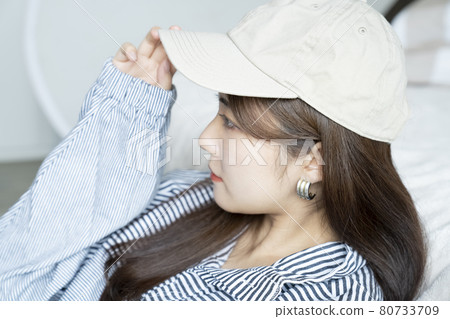 一個戴著帽子的女人的肖像 80733709