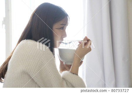 A woman eating breakfast　 80733727