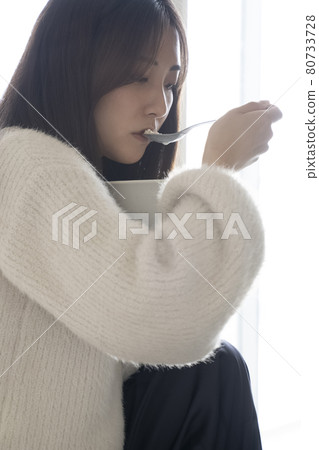 A woman eating breakfast　 80733728