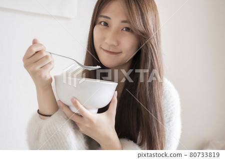 A woman eating breakfast　 80733819