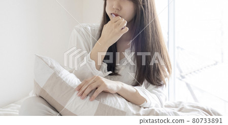 刷牙的女人 80733891