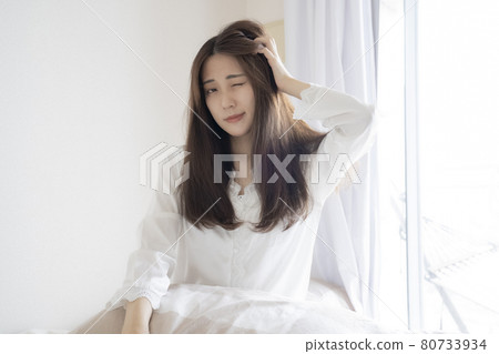 Waking up woman Waking up woman 80733934