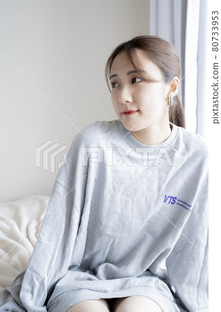 A beautiful woman's portrait 80733953