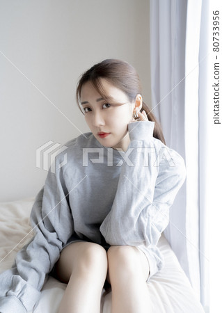 A beautiful woman's portrait 80733956