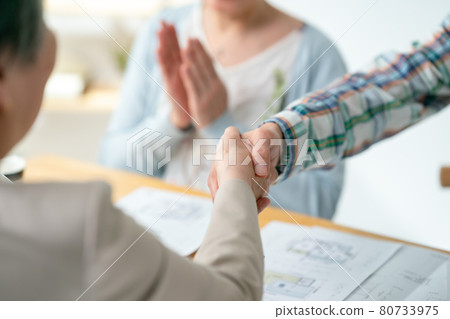 老年夫婦的生命結束握手 80733975