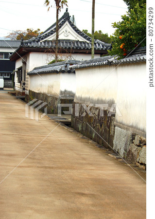 White walls and storehouses in Hagi Castle Town 80734299