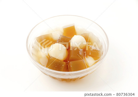 Brown sugar agar and white ball dumplings Brown sugar agar and white ball dumplings 80736304