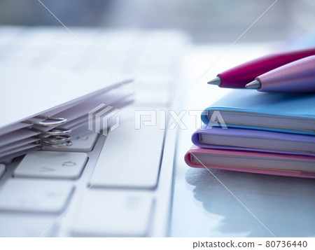 商業形象、文件、鍵盤、PC、女性 商業形象、文件、鍵盤、PC、女性 80736440