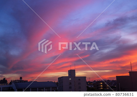 盛夏傍晚的天空景象 盛夏傍晚的天空景象 80736631