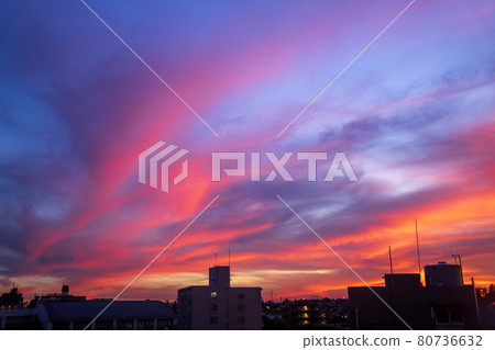 盛夏傍晚的天空景象 盛夏傍晚的天空景象 80736632