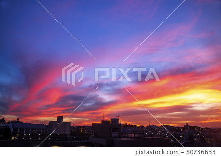 盛夏傍晚的天空景象 盛夏傍晚的天空景象 80736633