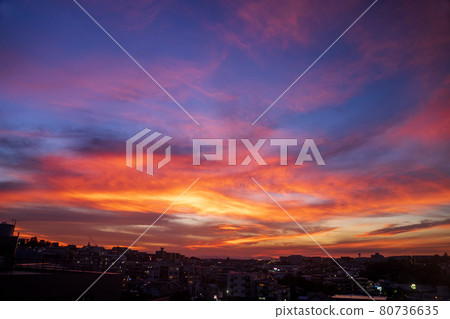 盛夏傍晚的天空景象 盛夏傍晚的天空景象 80736635