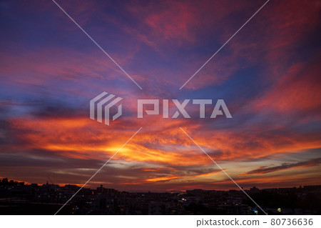 盛夏傍晚的天空景象 盛夏傍晚的天空景象 80736636