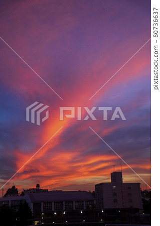 盛夏傍晚的天空景象 盛夏傍晚的天空景象 80736637