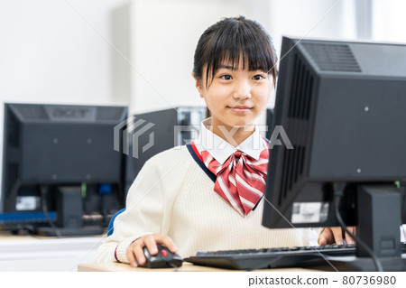 Junior high school students studying in a computer classroom Photographing cooperation: Japanese language school attached to Chuo Institute of Technology 80736980