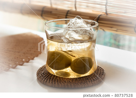 梅花酒在岩石夏天失明 梅花酒在岩石夏天失明 80737528