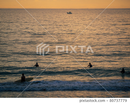 衝浪者從清晨開始等待海浪 衝浪者從清晨開始等待海浪 80737779