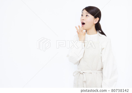 A housewife in her thirties who is surprised with a smile 80738142