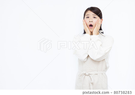 A surprised housewife in her thirties A surprised housewife in her thirties 80738283