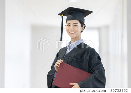 身著學士服和畢業典禮的女人 攝影合作:中央工業大學附屬日本語學校 身著學士服和畢業典禮的女人 攝影合作:中央工業大學附屬日本語學校 80738562