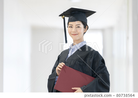 身著學士服、手持畢業證的年輕女子 拍攝合作：中央工業大學附屬日本語學校 80738564