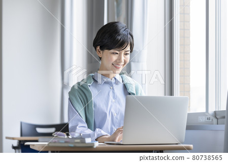 學習的年輕女性形象 攝影合作：中央工業大學附屬日本語學校 80738565