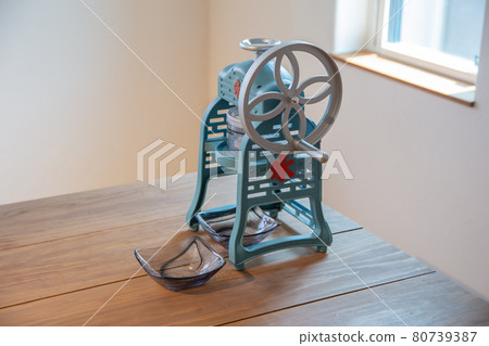 Shaved ice at home in the summer 80739387