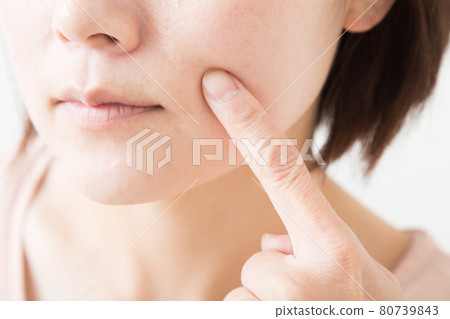 Women who care about their skin 80739843