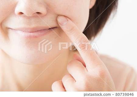 關心自己皮膚的女性 80739846
