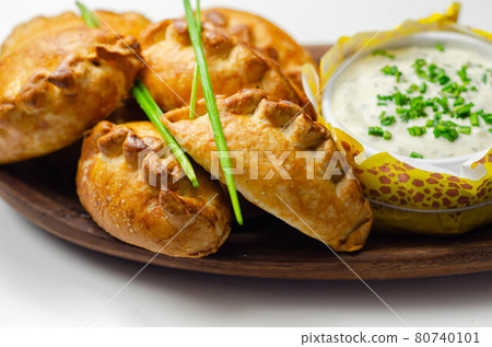 Mini pasties with sour cream, succulent pork, turkey, bacon and cranberry all wrapped in shortcrust pastry 80740101