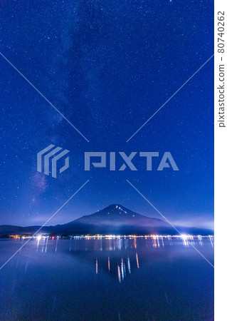 (Yamanashi Prefecture) Lake Yamanaka, the human character of Mt. Fuji and the reflection of the Milky Way lake surface 80740262