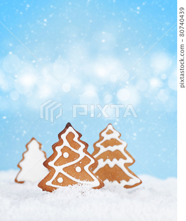 Christmas greeting card with homemade gingerbread trees 80740439