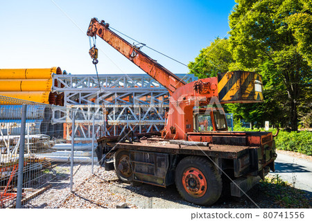 工程機械 重型設備 移動式起重機和藍天 Ponkotsu 汽車 80741556