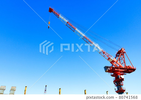 工程機械重型設備塔吊與藍天 80741568