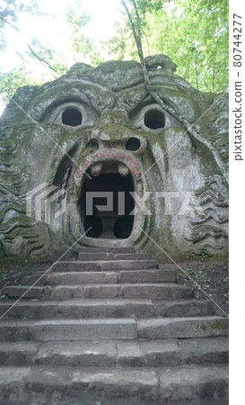 Ruins of a big mouth 80744277