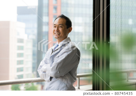 Men at work 80745435