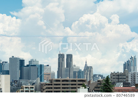 開幕式藍色衝動飛越東京都政府大樓 80746589
