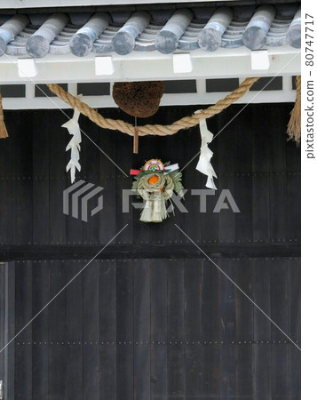 釀酒廠門口的廣島新年裝飾（廣島縣東廣島市西條町） 80747717