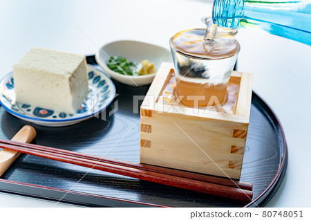 Pour cold sake into a box and a glass 80748051