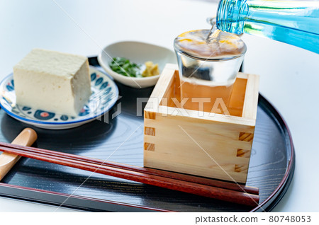 Pour cold sake into a box and a glass Pour cold sake into a box and a glass 80748053
