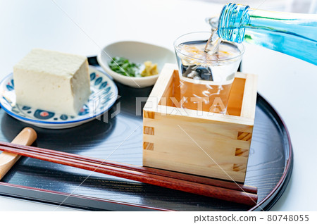 將冷清酒倒入盒子和玻璃杯中 將冷清酒倒入盒子和玻璃杯中 80748055