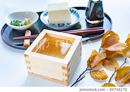 清酒和冷豆腐 80748279