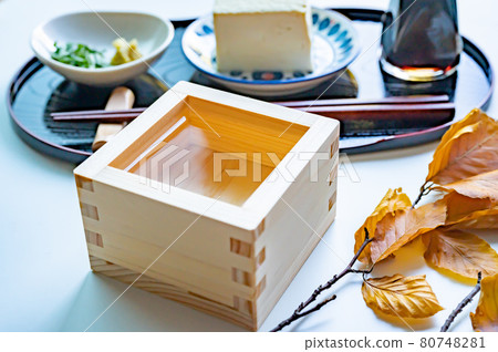 清酒和冷豆腐 80748281