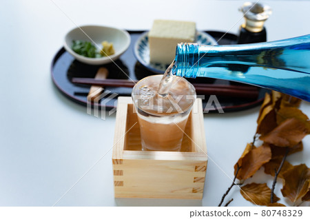 清酒倒入玻璃杯和盒子 清酒倒入玻璃杯和盒子 80748329