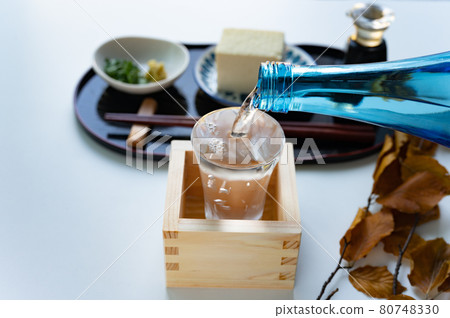 清酒倒入玻璃杯和盒子 清酒倒入玻璃杯和盒子 80748330