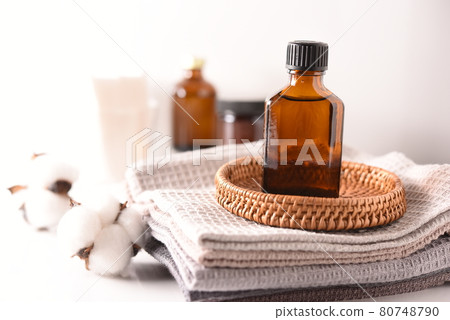 香薰瓶和浴室風景 80748790