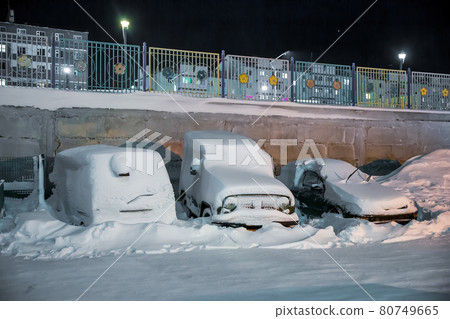 Cars under the snow after a snowfall 80749665