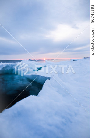 Drift ice and first sunrise seen from the Sea of Okhotsk 80749892